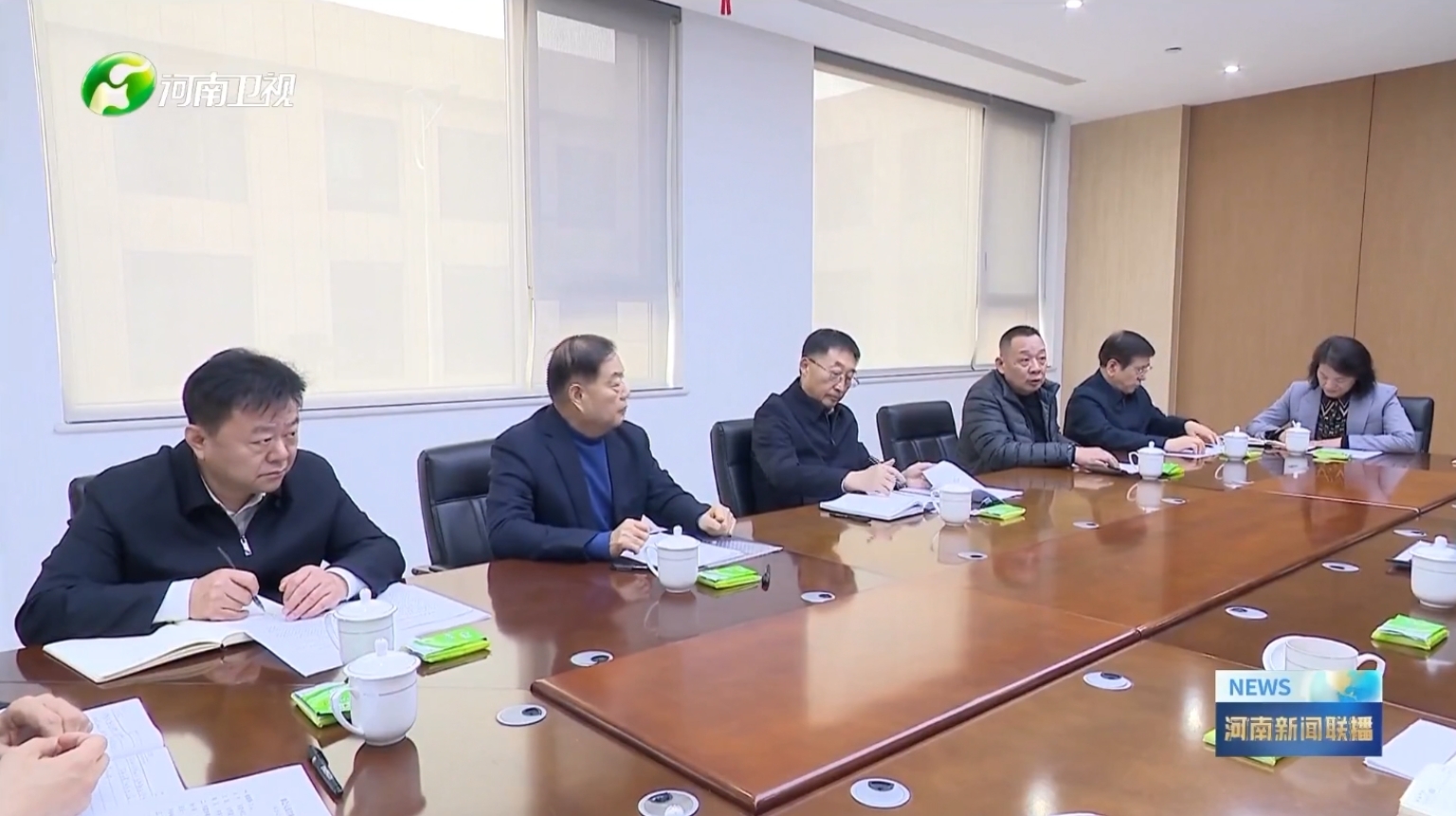 河南卫视新闻联播报道玩球在线（中国）集团党委书记、创始人楚金甫参加省委书记刘宁在许昌召开的民营企业座谈会
